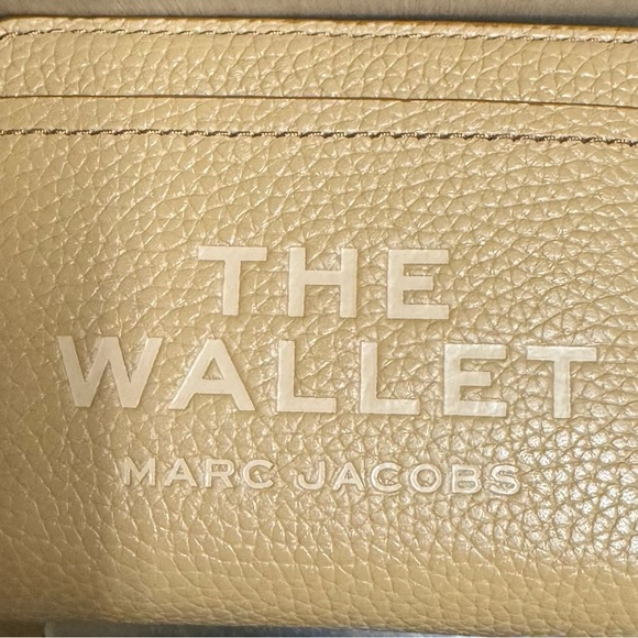 Marc Jacobs THE WALLET Tan Leather Wallet 100% Authentic 9cc with zipper, NWT - Picture 1 of 4